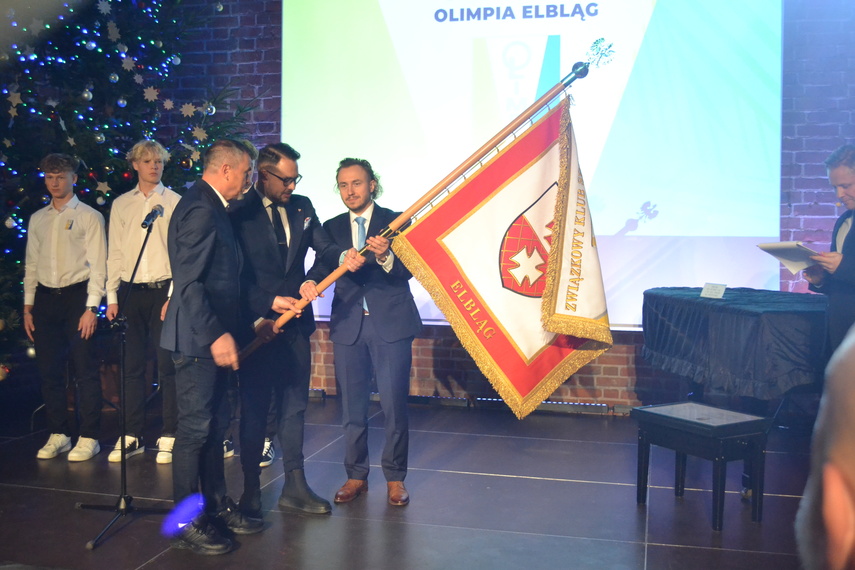 Nowy sztandar na 80. urodziny