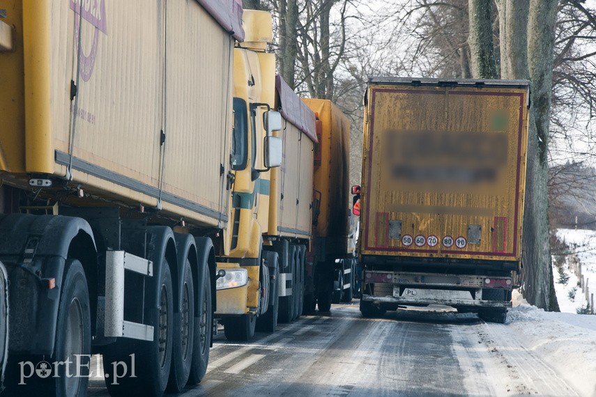 Lód, śnieg, ciężarówki wpadają do rowów”