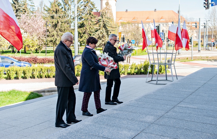 Przy pomniku o polityce