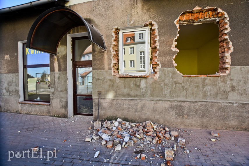 Burzą, by postawić market