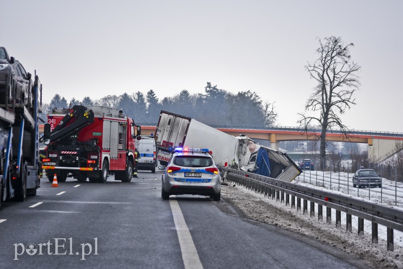 Wypadek ciężarówek na S7. Uwaga na utrudnienia