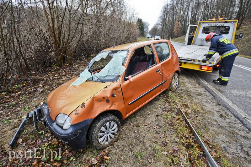 Fiat na boku, kierowca zasłabł