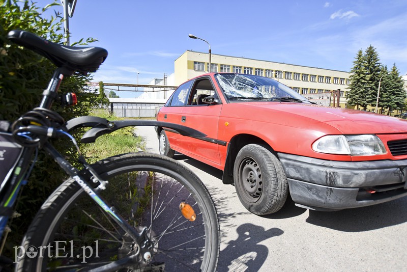 Dwaj rowerzyści zderzyli się z oplem
