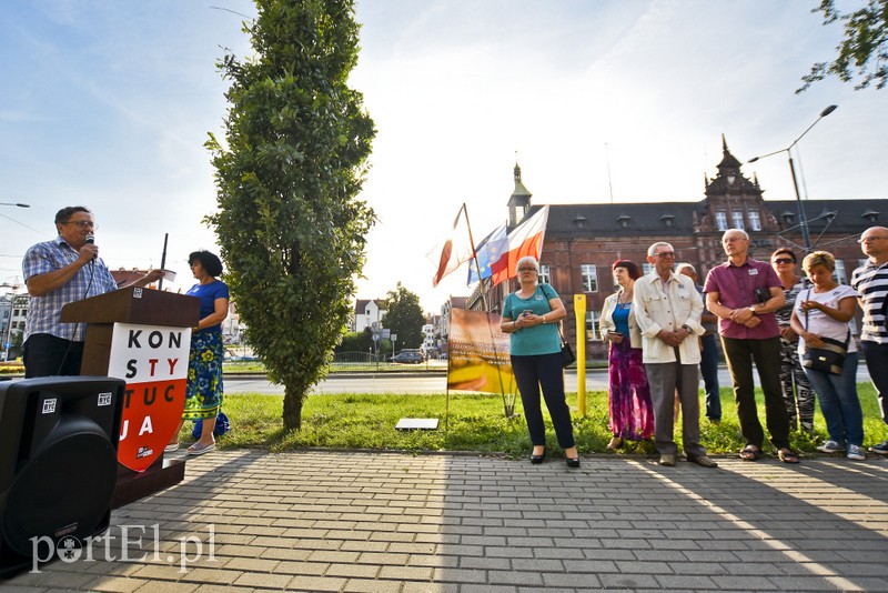 Jedyny taki dąb w Polsce ma nową tablicę