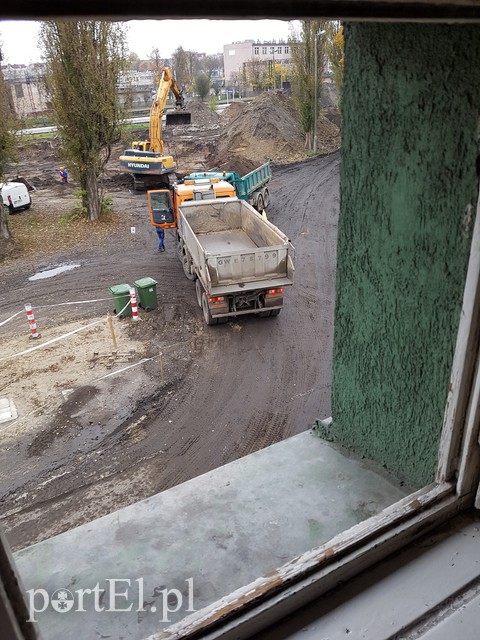 Mieszkają na budowie i mają tego dość