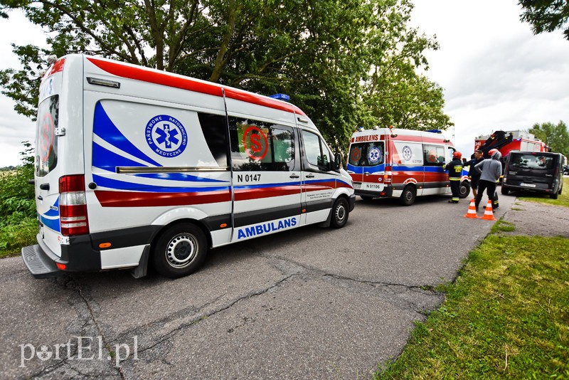 Wypadek w Jegłowniku, 2 mężczyzn trafiło do szpitala