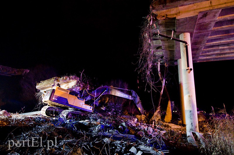  Fragment wiaduktu spadł na koparkę. Ranny operator