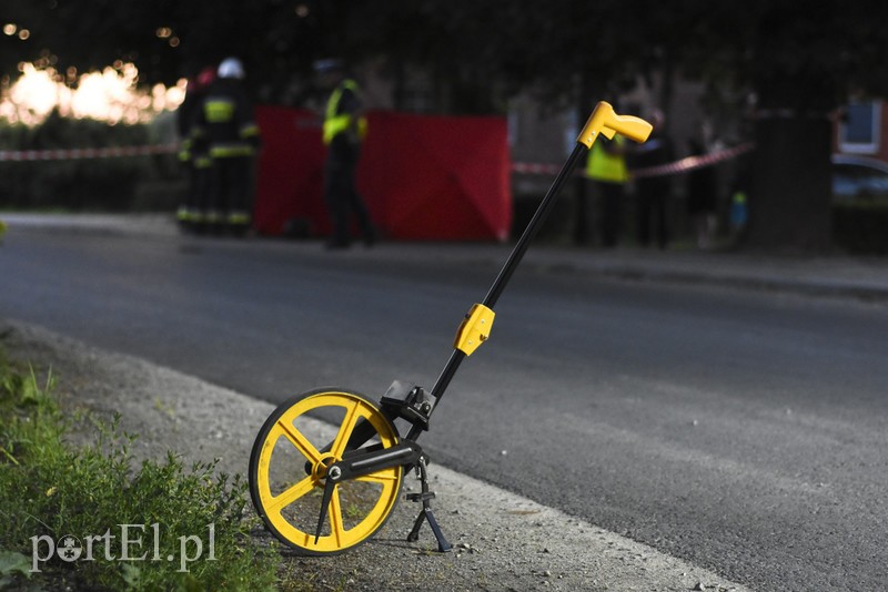 Motocyklista zginął po uderzeniu w drzewo