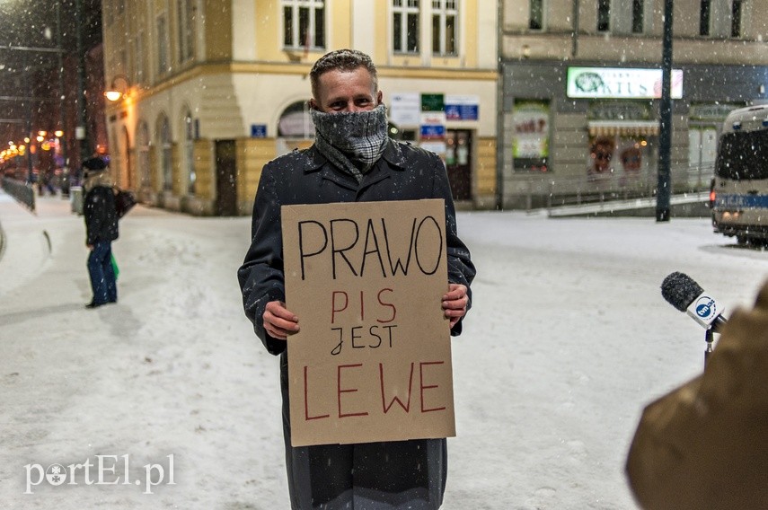 „Nie przyjmuję mandatu”. Zimowy spacer Elbląskiego Strajku Kobiet