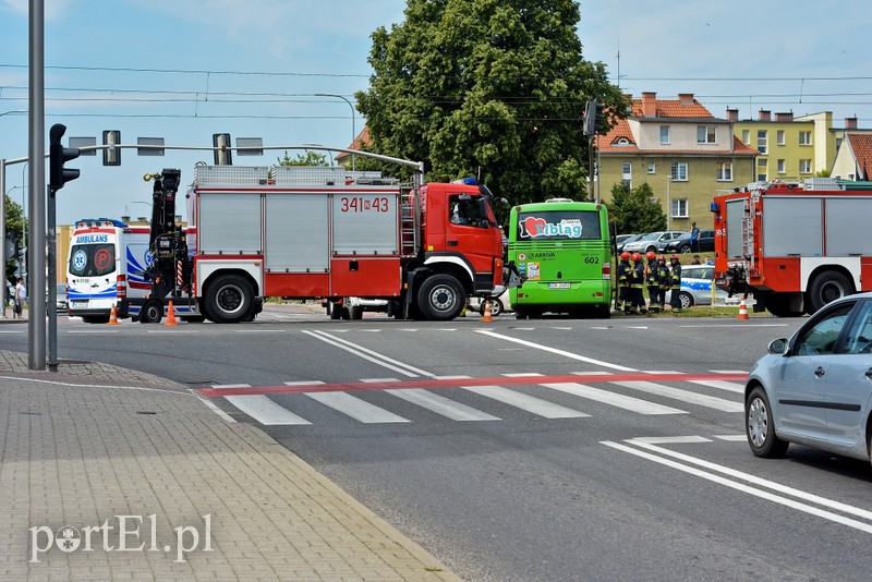 Autobus zderzył się z osobówką