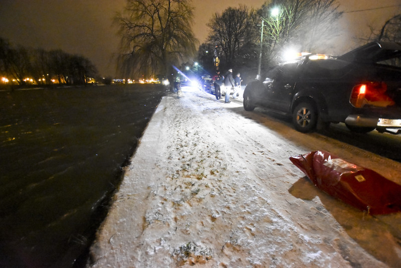 Woda cały czas się podnosi, służby stawiają zapory