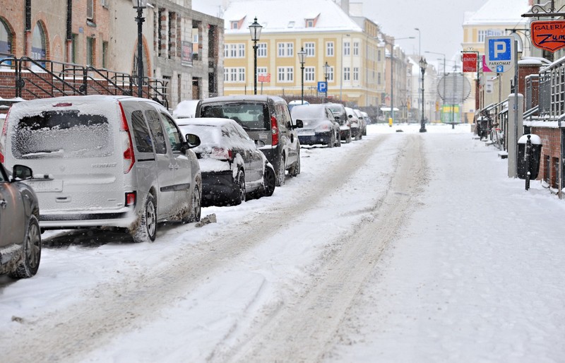 Tak od rana miasto walczy ze śniegiem
