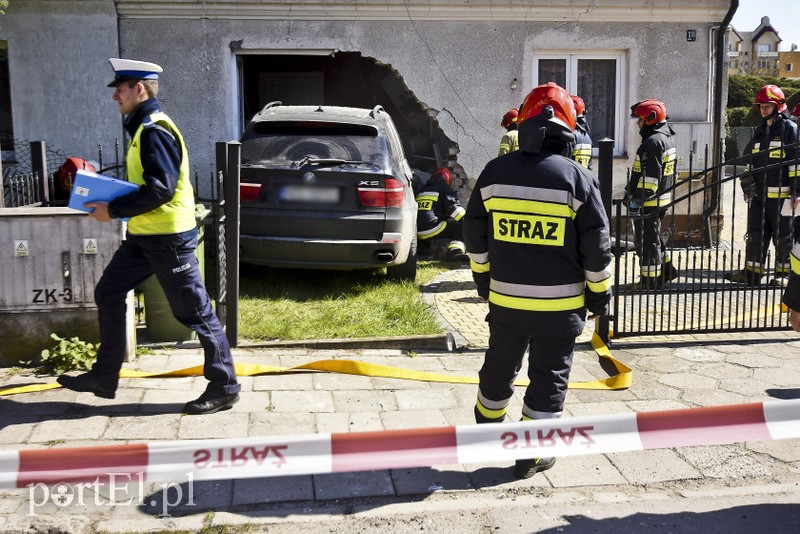 Samochód uderzył w budynek