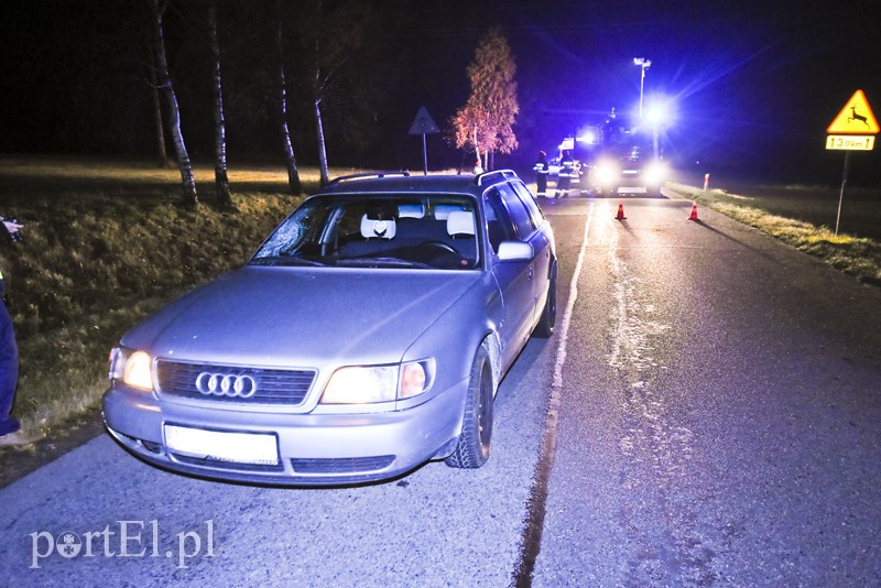 Potrącenie mężczyzny na ciemnej drodze