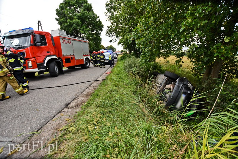 Wypadek w Jegłowniku, 2 mężczyzn trafiło do szpitala