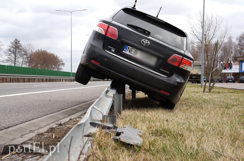 Nietypowe parkowanie. Kierowca pijany?