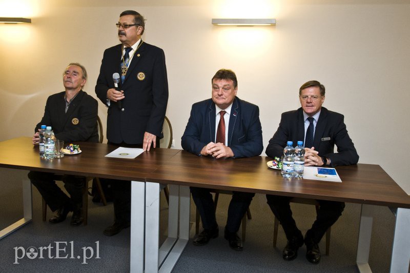  Rotarianie z pomocą małej Angelice