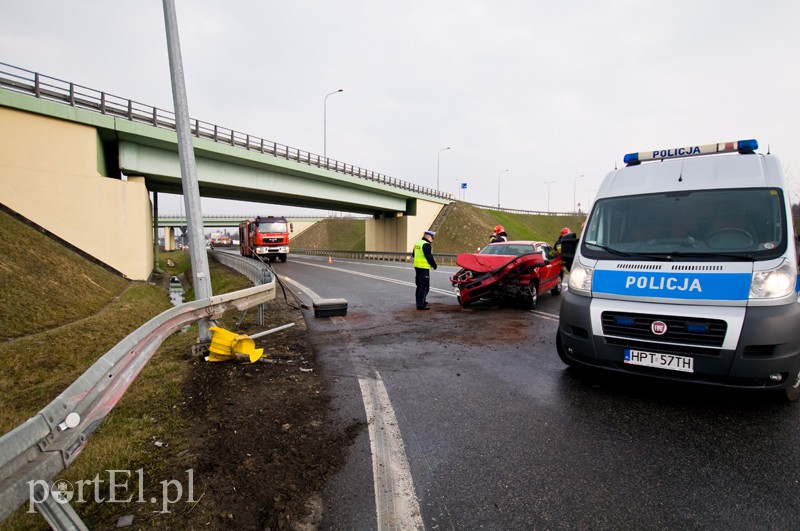  Wpadł w poślizg i uderzył w barierkę