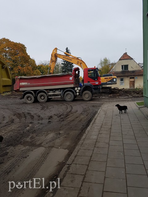Mieszkają na budowie i mają tego dość