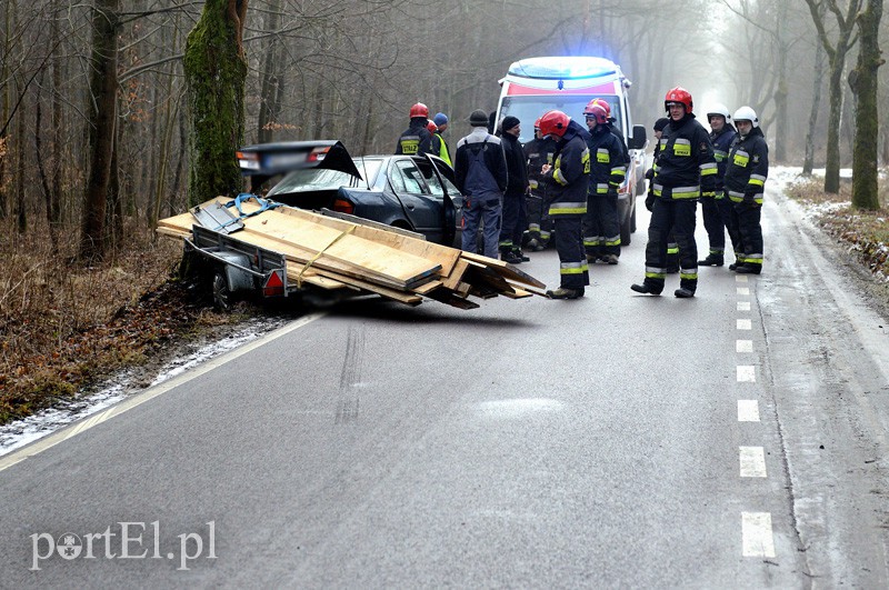 Nowe Monasterzysko: nissanem w drzewo