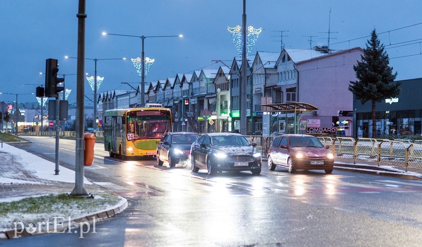 Zielony autobus ulicami miasta mknie..