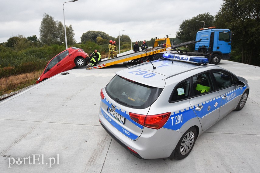 71-latek zepchnął toyotę z rampy kolejowej