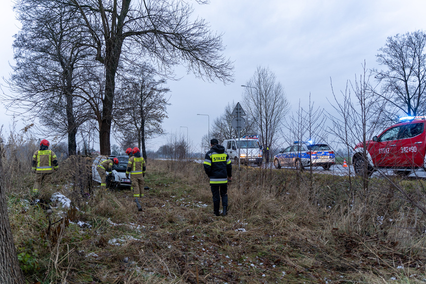 19-latka uderzyła w drzewo na starej siódemce