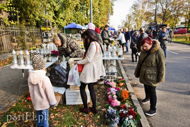 Elblążanie odwiedzają groby bliskich