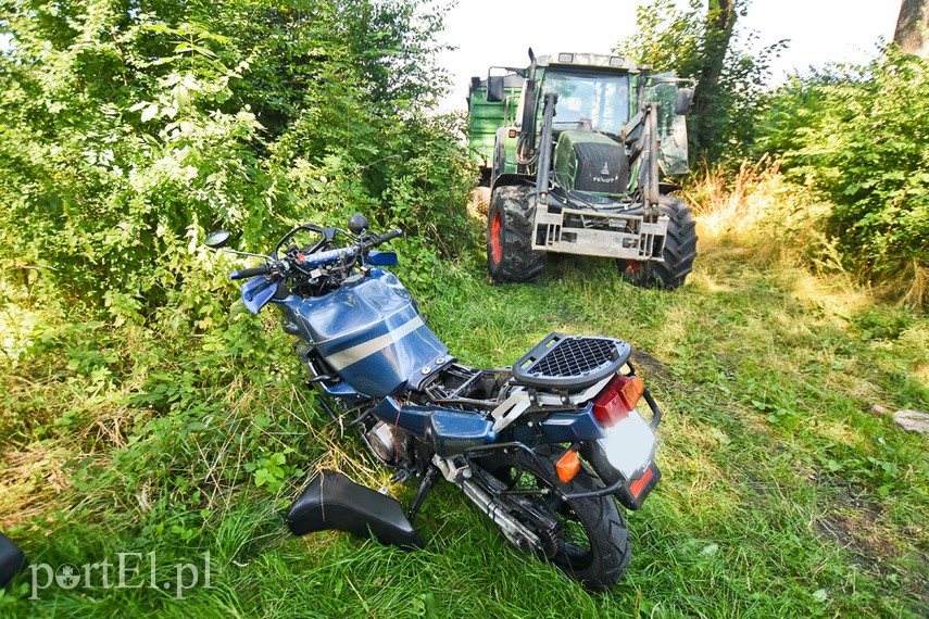 Motocyklista uderzył w maszynę rolniczą