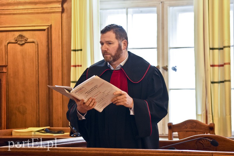 Brutalnie pobita zmarła w kałuży krwi. Konkubent stanął przed sądem
