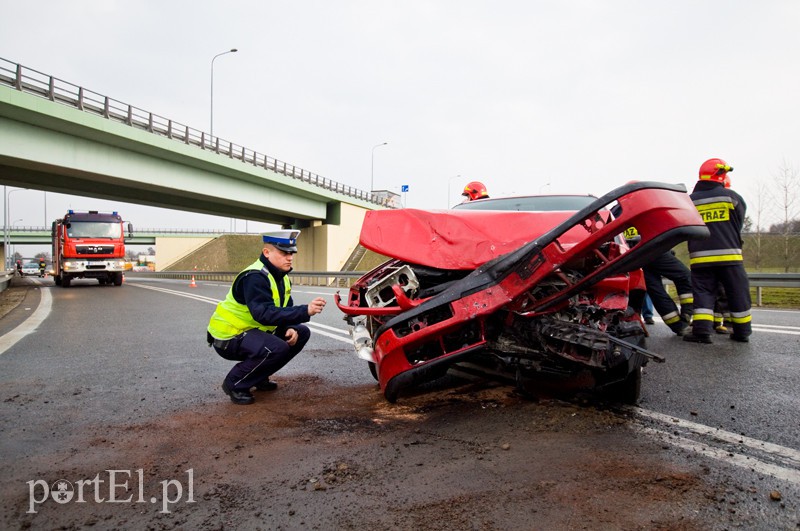  Wpadł w poślizg i uderzył w barierkę