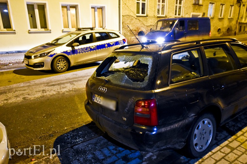 Wandal zniszczył audi