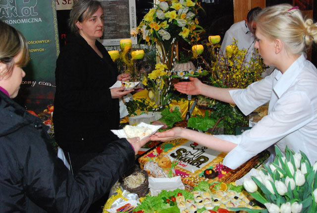 Wieszanie śledzia, zakopywanie żuru