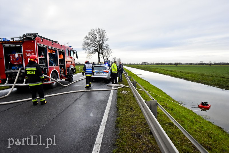 Wypadek koło Fiszewa, auto w płomieniach