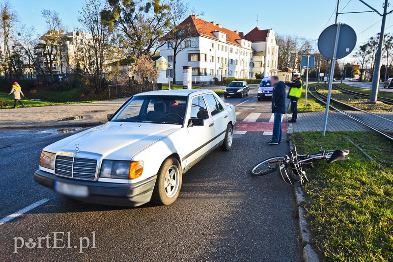 Potrącenie rowerzystki na przejściu dla pieszych