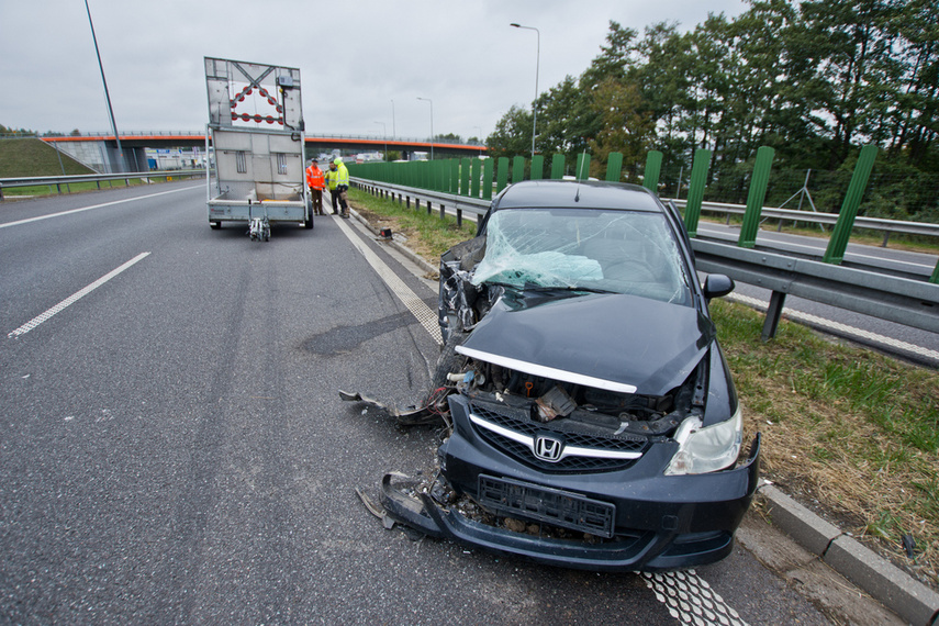 Kierowca hondy uderzył w przyczepę, 35-latek miał 2 promile!