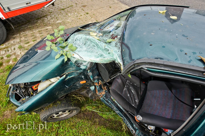 Kobieta kierująca vw polo uderzyła w drzewo