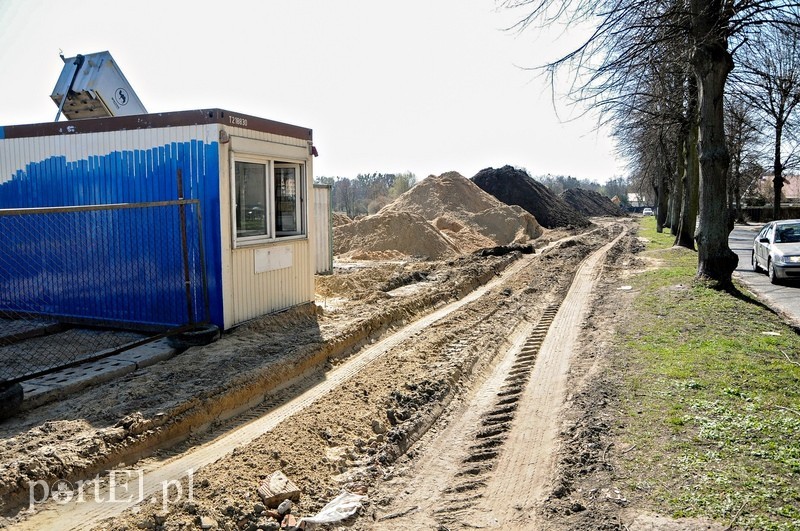 Równają teren pod budowę basenu