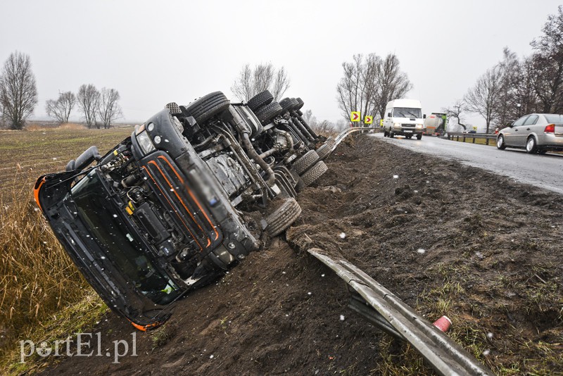 Ciężarówka wypadła z drogi na DK 22