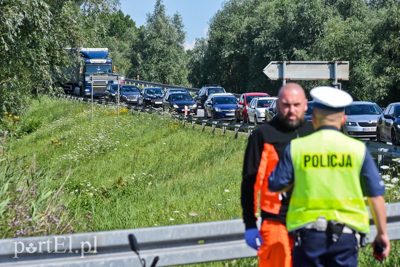 Opel wjechał w kobietę na skuterze