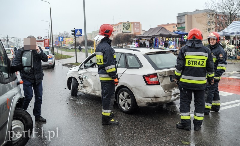  Kolizja na skrzyżowaniu Dąbka z Węgrowską