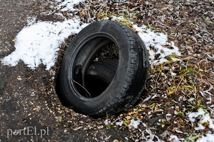 O śmieciach między drogą a rzeką