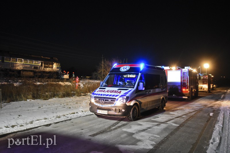Wjechał mercedesem pod pociąg. Ruch wstrzymany