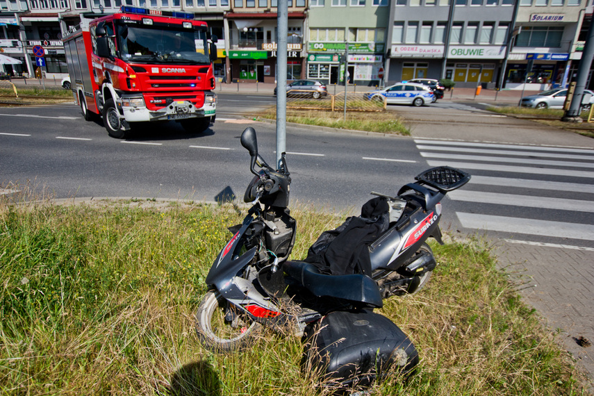 Kolizja skutera z citroenem na ul. Płk. Dąbka
