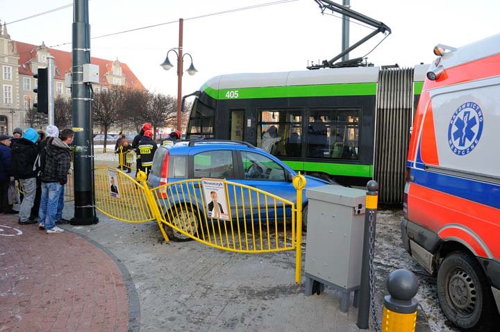 Fiatem wjechała pod tramwaj