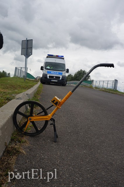 Motocyklem nauki jazdy wjechała prosto do rowu