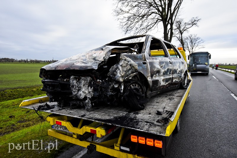 Wypadek koło Fiszewa, auto w płomieniach