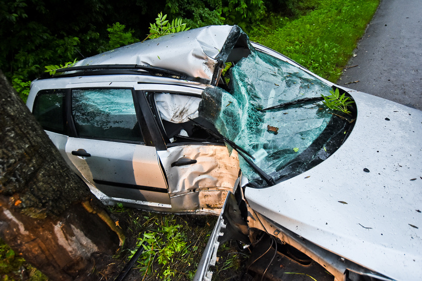 Mężczyzna kierujący peugeot uderzył w drzewo