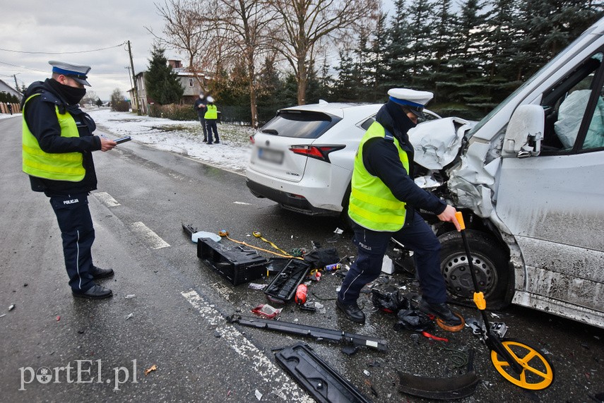 W Komorowie Żuławskim zderzyły się SUV, pickup i bus