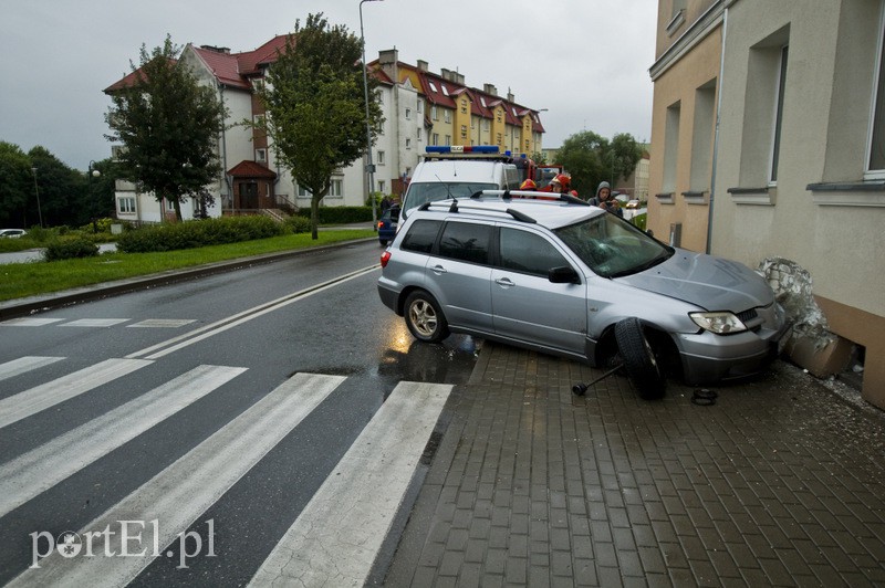  Wjechał w budynek przy Traugutta